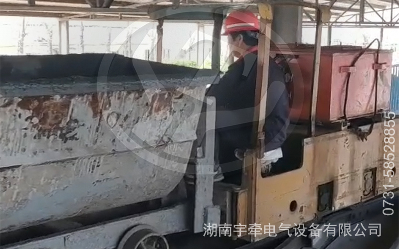 2.5噸蓄電池防爆電機車現場視頻.jpg